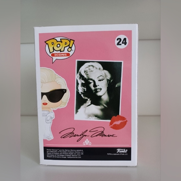 Marilyn Monroe 24 Funko Pop With Funko Pop Protector - Picture 3 of 10